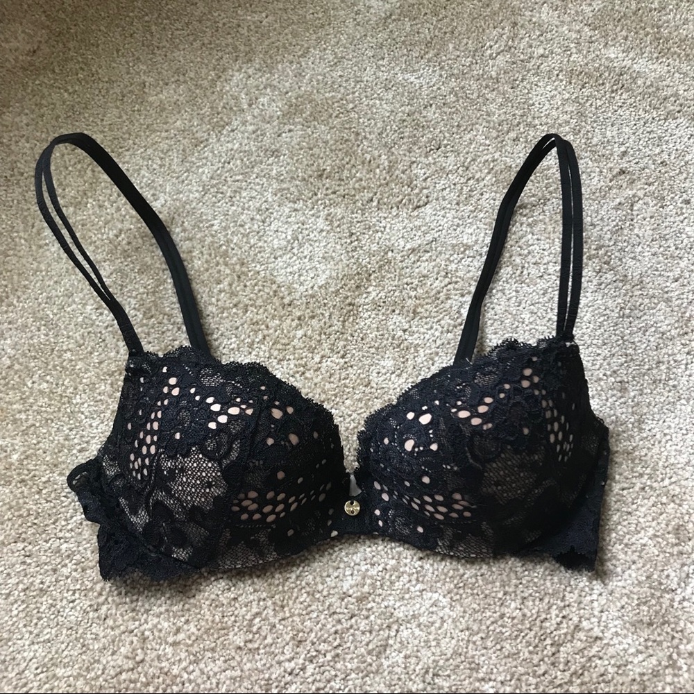 Victoria’s Secret bra!! Padded Demi. Size 32 B 🖤